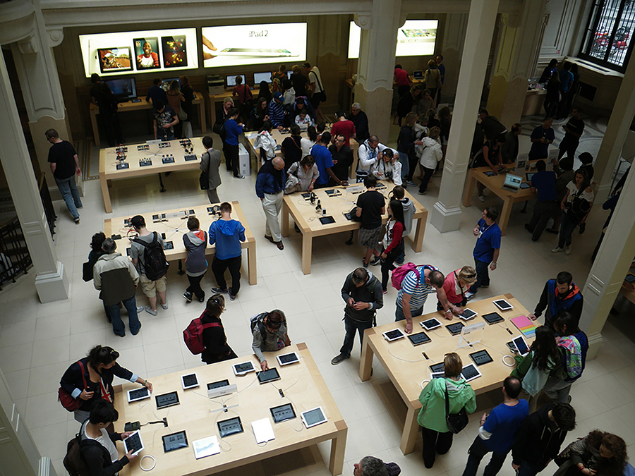 Apple’s retail outlets include wi-fi and desks to provide an immersive customer experience.